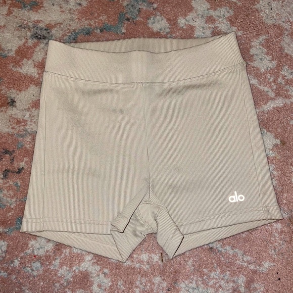 ALO Yoga Pants - Alo Yoga Goddess Rib High-Waist Hot Short - Oatmeal Heather